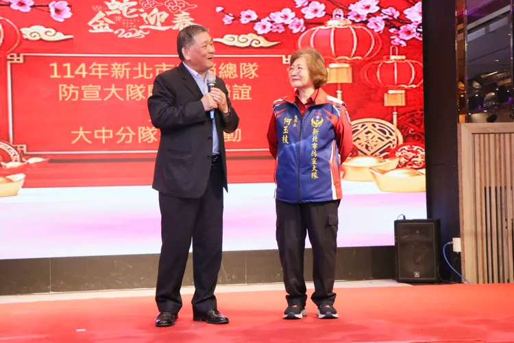 消防署副署長簡萬瑤與新北市義消防宣大隊大隊長何玉枝。消防局提供