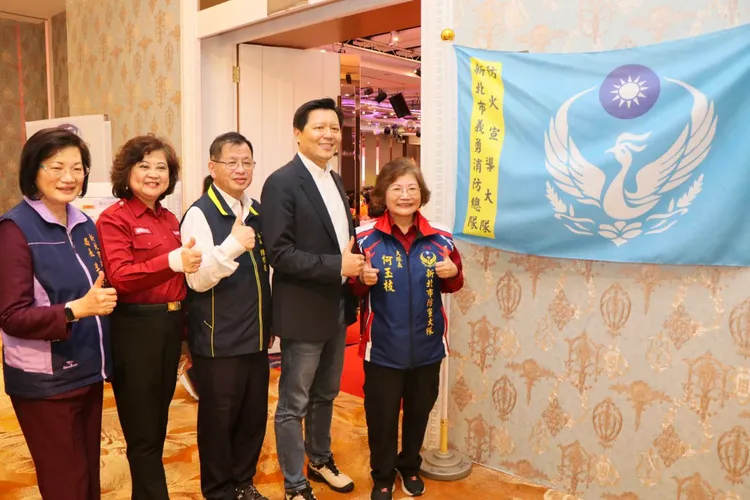 社會局局長李美珍、新北市義勇消防總隊副總隊長江惠貞、消防局局長陳崇岳、副市長朱惕之、新北市義消防宣大隊大隊長何玉枝（由左至右）出席表揚活動。消防局提供