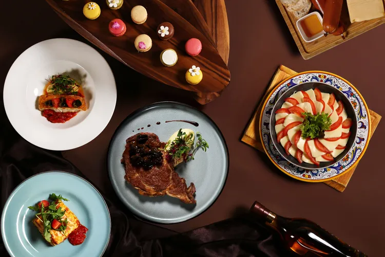 台北萬豪酒店Lobby Lounge，平日晚間Semi-buffet，活動期間點用義式精選沙拉吧，再享主菜優惠加購價，多款精選主菜須加價220元至600元不等。業者提供