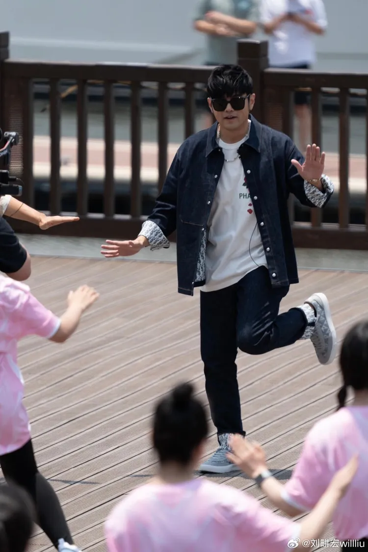 周杰倫曾在廈門帶民眾跳健康操。翻攝劉畊宏微博