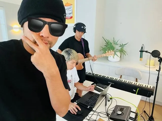 周杰倫（左）與好友做音樂。翻攝周杰倫IG