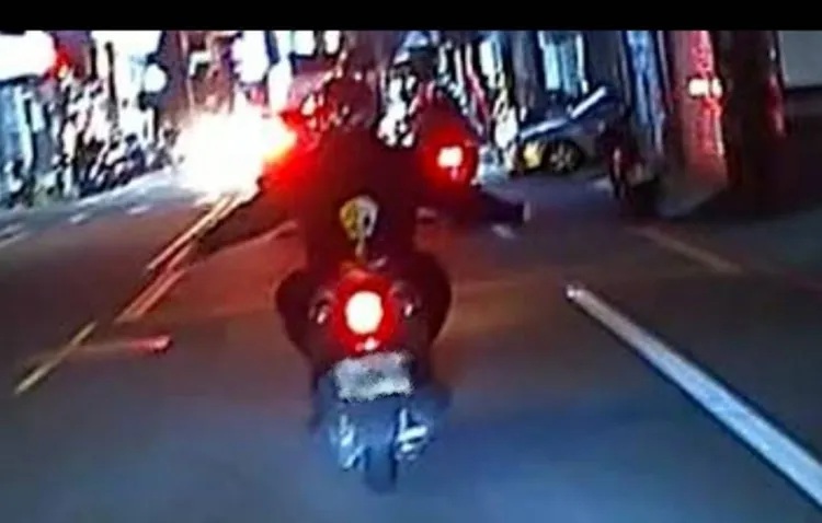 放開雙手騎車。桃園警分局提供