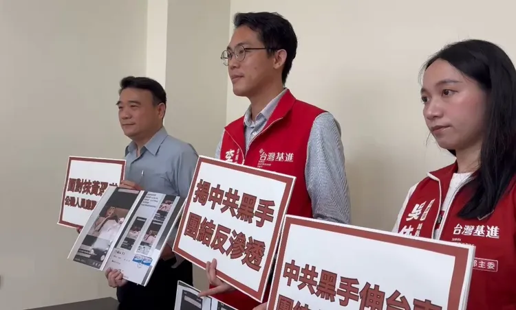 台南市議員李宗霖與東區區長黃炳元舉行記者會。民眾提供