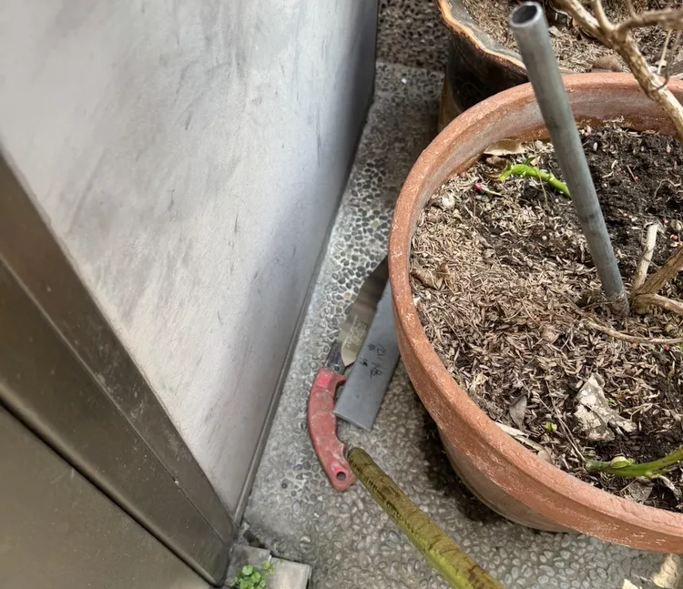 警方找到孟男行兇後丟棄的鋸子。翻攝照片