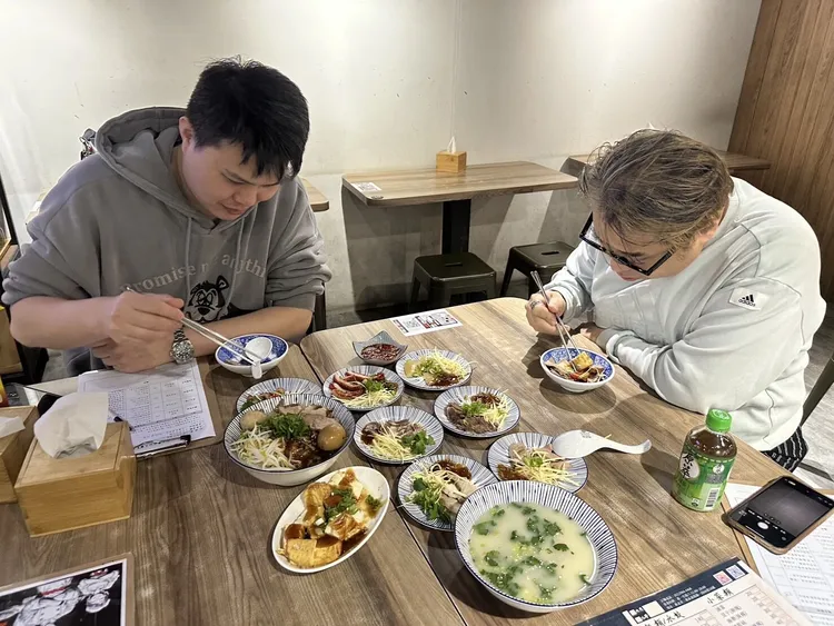 新北黑白切名店大賽除網路票選外，也有辦理專業評審團進行現場試吃評鑑，經綜合兩方評分，選出前10強黑白切店家。市場處提供