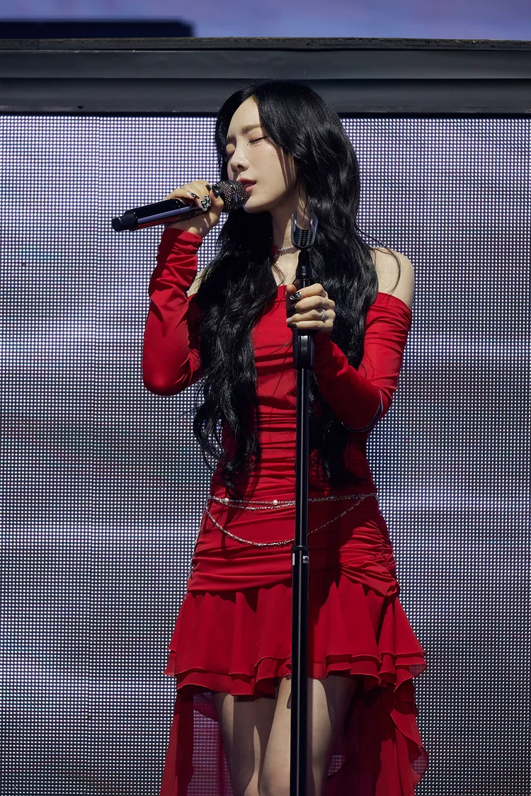 太妍換上火紅色洋裝飆唱。遠雄創藝提供
