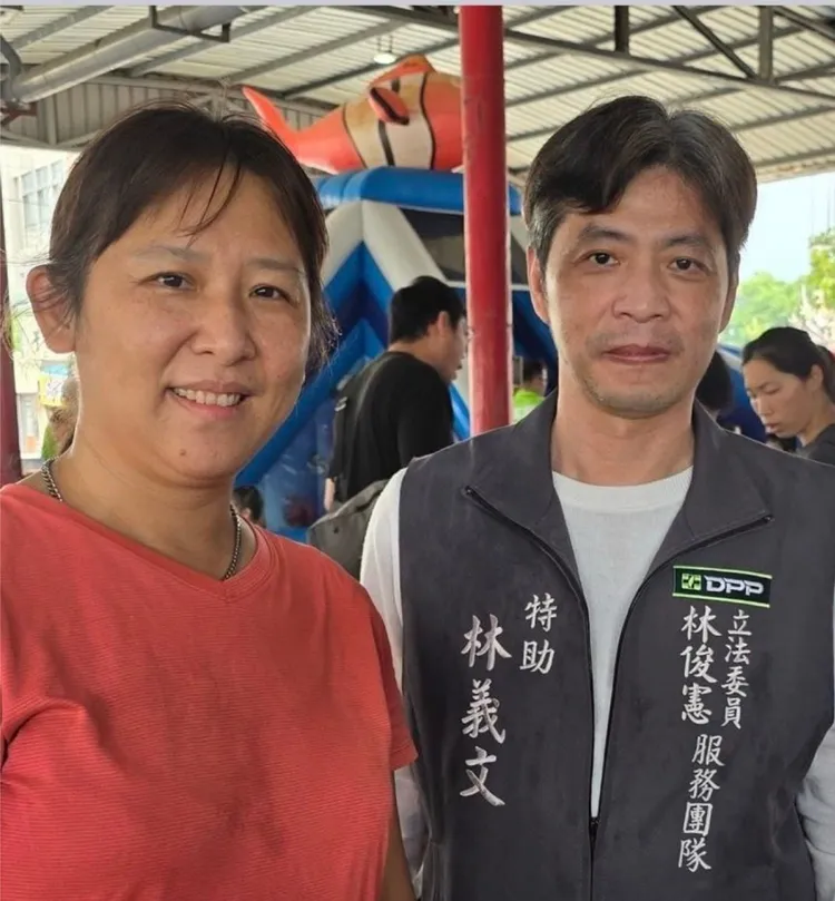 林義文自稱並非林俊憲助理，但卻發現他去年9月穿著助理背心參加活動。取自臉書