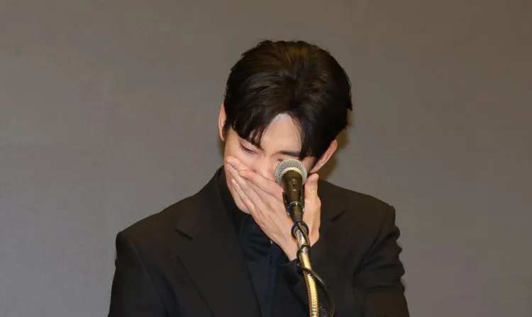 金秀賢在記者會上激動落淚。翻攝《日間體育》