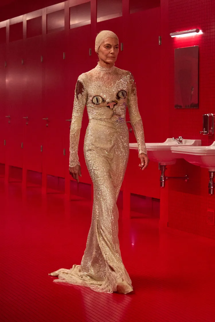 飾有貓臉的水鑽禮服相當搶眼。品牌提供