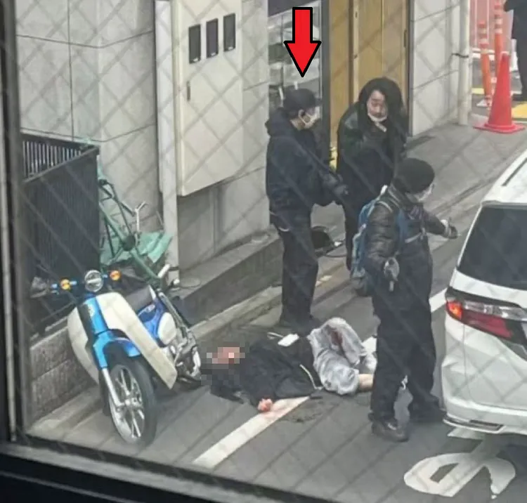 紅色箭頭所指的凶手一直待在現場。翻攝自X