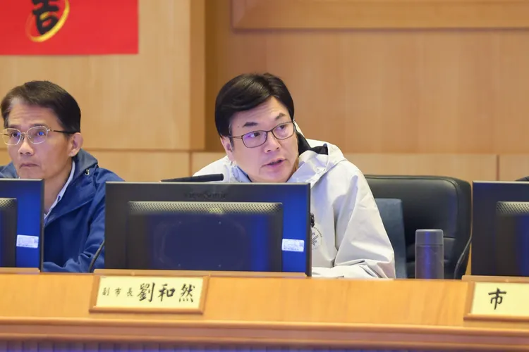 副市長劉和然於社政會議上為「新北市土城區大安段捐贈公益設施」專案報告引言。青年局提供