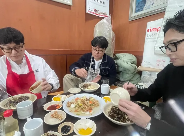 金大明（左起）畢業典禮結束後，與導演申元浩、鄭敬淏吃炸醬麵慶祝。翻攝金大明IG