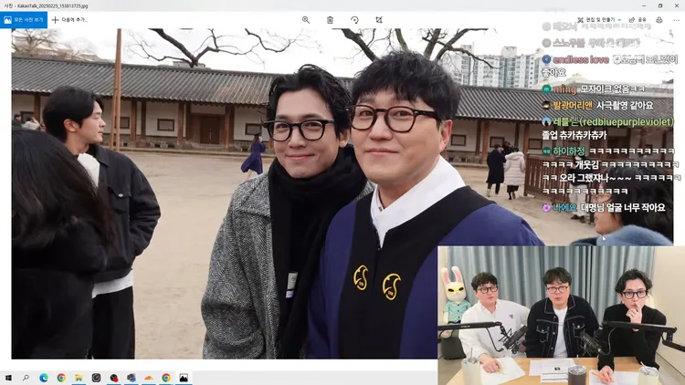 金大明YouTube直播時，公開畢業典禮上與鄭敬淏的合照。翻攝YouTube