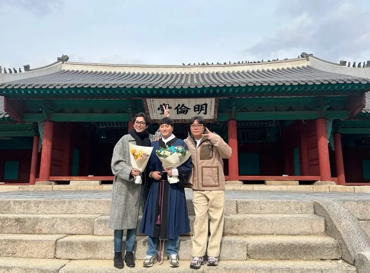 《機智醫生生活》鄭敬淏（左）、導演申元浩（右）現身畢業典禮祝賀金大明。翻攝金大明IG