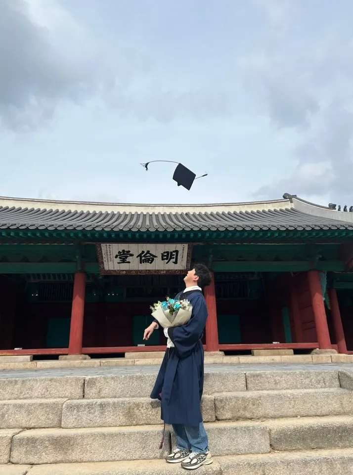 金大明在成均館大學的明倫堂前丟學士帽。翻攝金大明IG