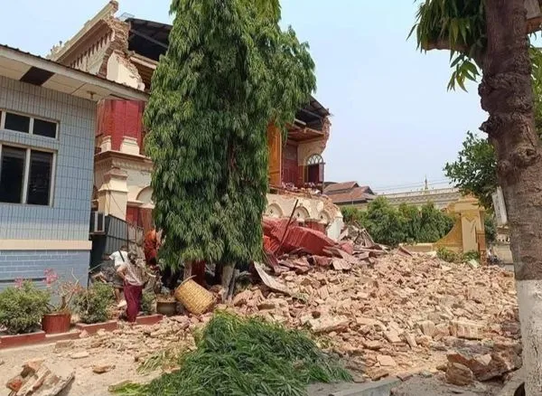 瓦城的烏拉泰恩大殿被震垮，百餘僧侶受困。翻攝自Khit Thit Media