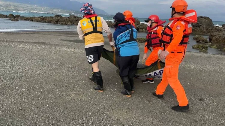 臺東活體綠蠵龜擱淺於潮池，為避免當下日曬水溫過高造成傷害，由MARN救援團隊搬運至水深處釋放回大海。海保署提供