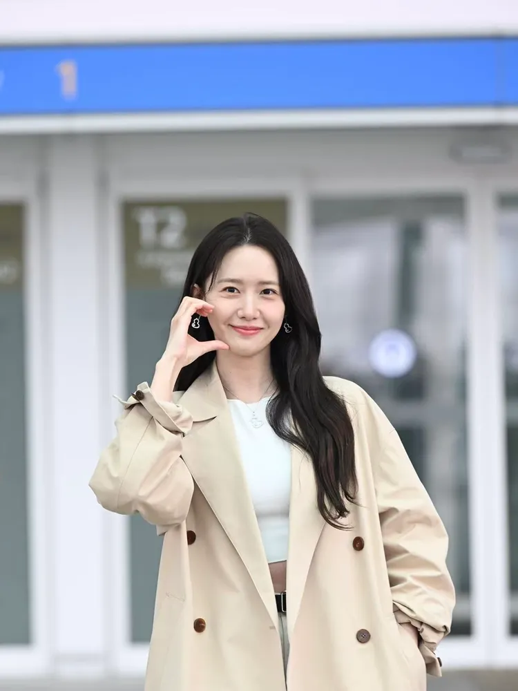 潤娥比出臉頰愛心。品牌提供