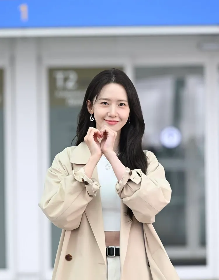 潤娥另也比出愛心手勢大方寵粉。品牌提供