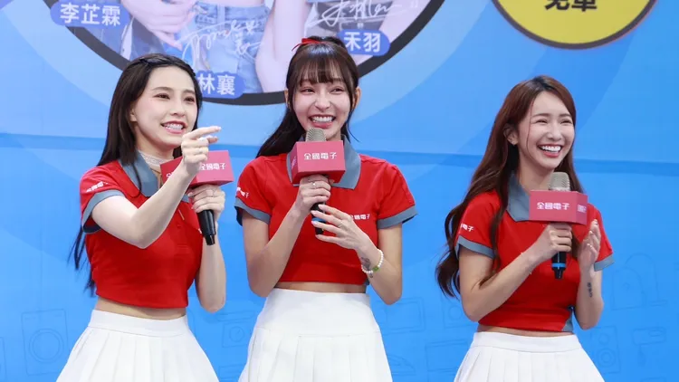 芷霖（左起）、林襄、禾羽等在活動上與粉絲熱情互動。攝影中心攝