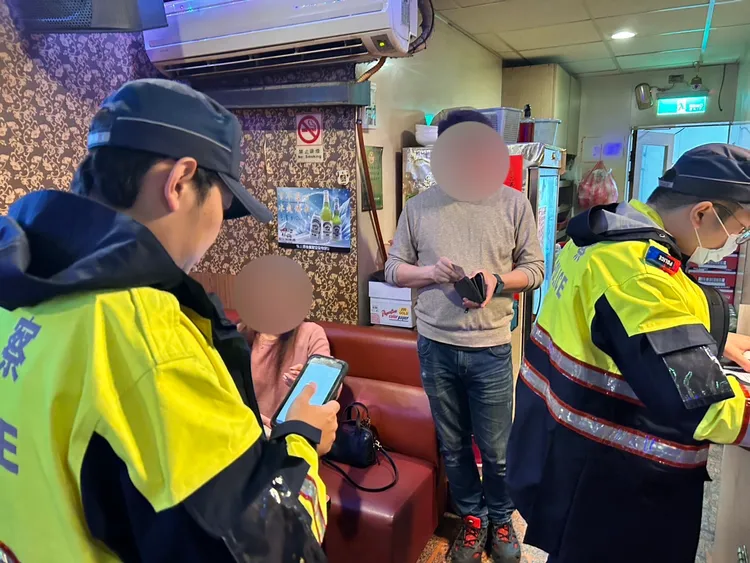 警方臨檢。龜山警分局提供