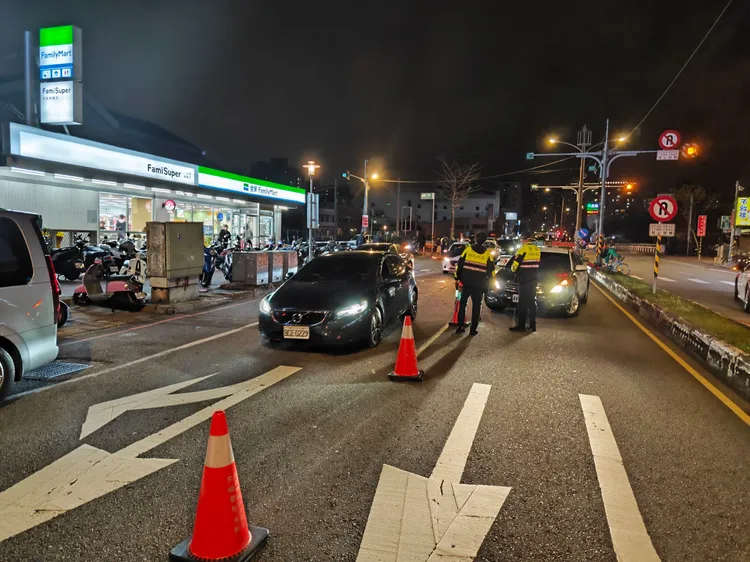 警方加強路攔檢。平鎮警分局提供