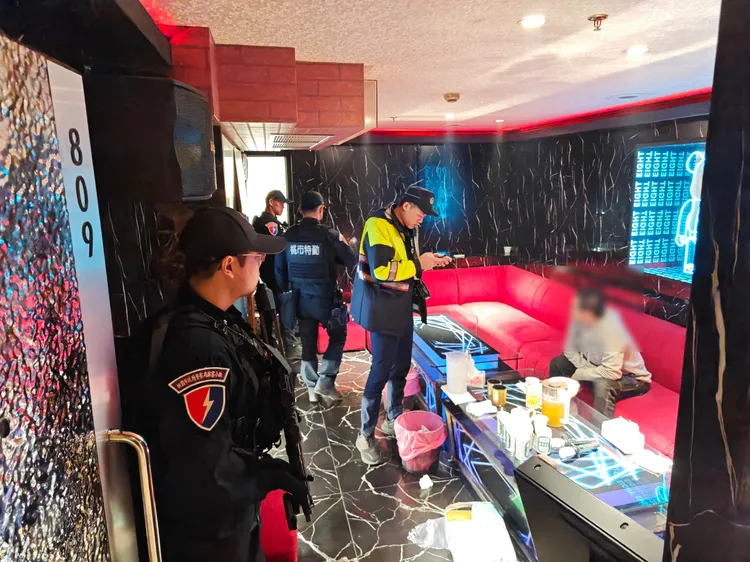 平鎮警分局臨檢。平鎮警分局提供