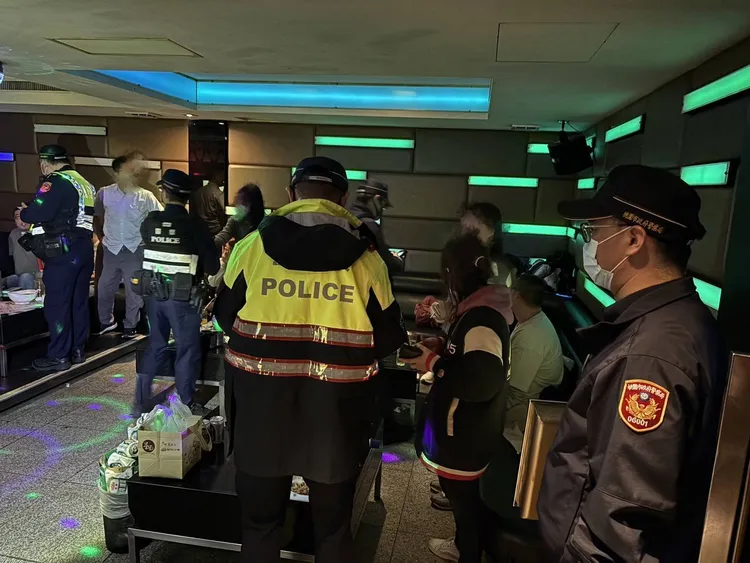 警方擴大臨檢。桃園警分局提供