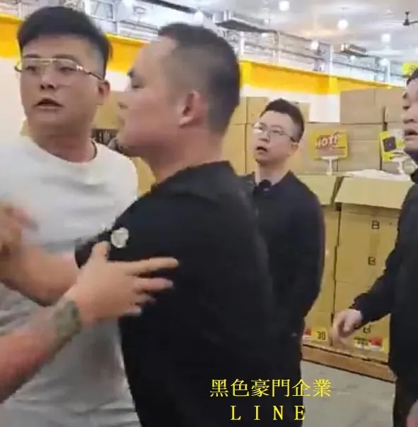 鳳梨直播結束後，出現不明人士前往疲老闆倉庫鬧場。取自黑色豪門企業