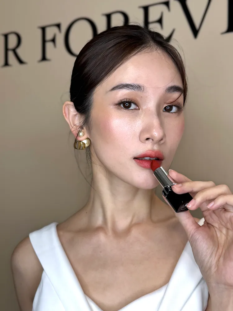 Model示範Dior藍星柔紗唇膏。張家玲攝