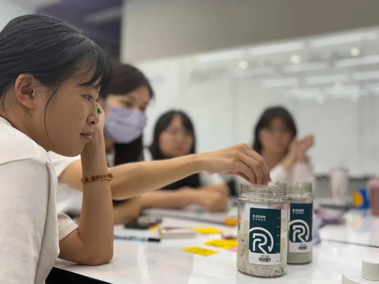 淨毒五郎深耕永續教育，推出以「綠色消費」為主題的桌遊，遊戲中認識回收塑料。業者提供