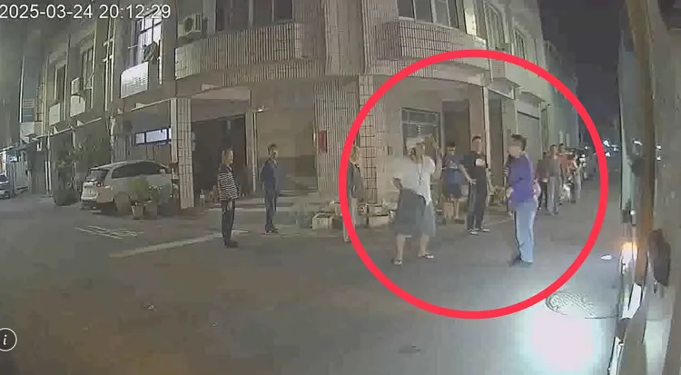 垃圾車司機與李男起口角，李男還作勢揮棒打人。翻攝照片