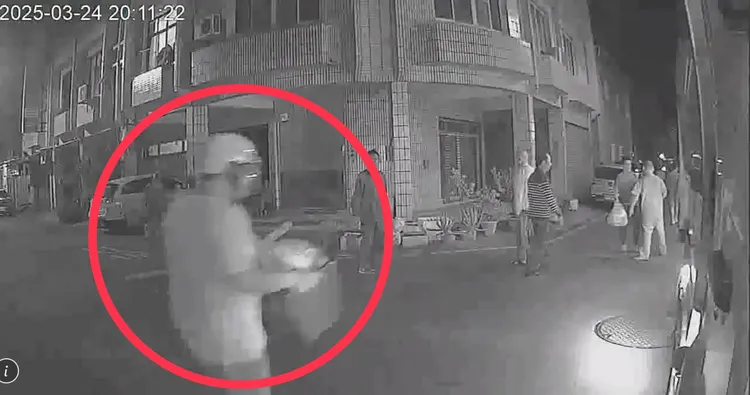 李男戴安全帽、騎機車來追垃圾車，手上還拿著球棒要理論。翻攝照片