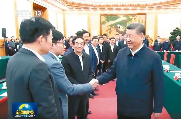 中國國家主席習近平（右）與DeepSeek創辦人梁文鋒握手。翻攝央視新聞網