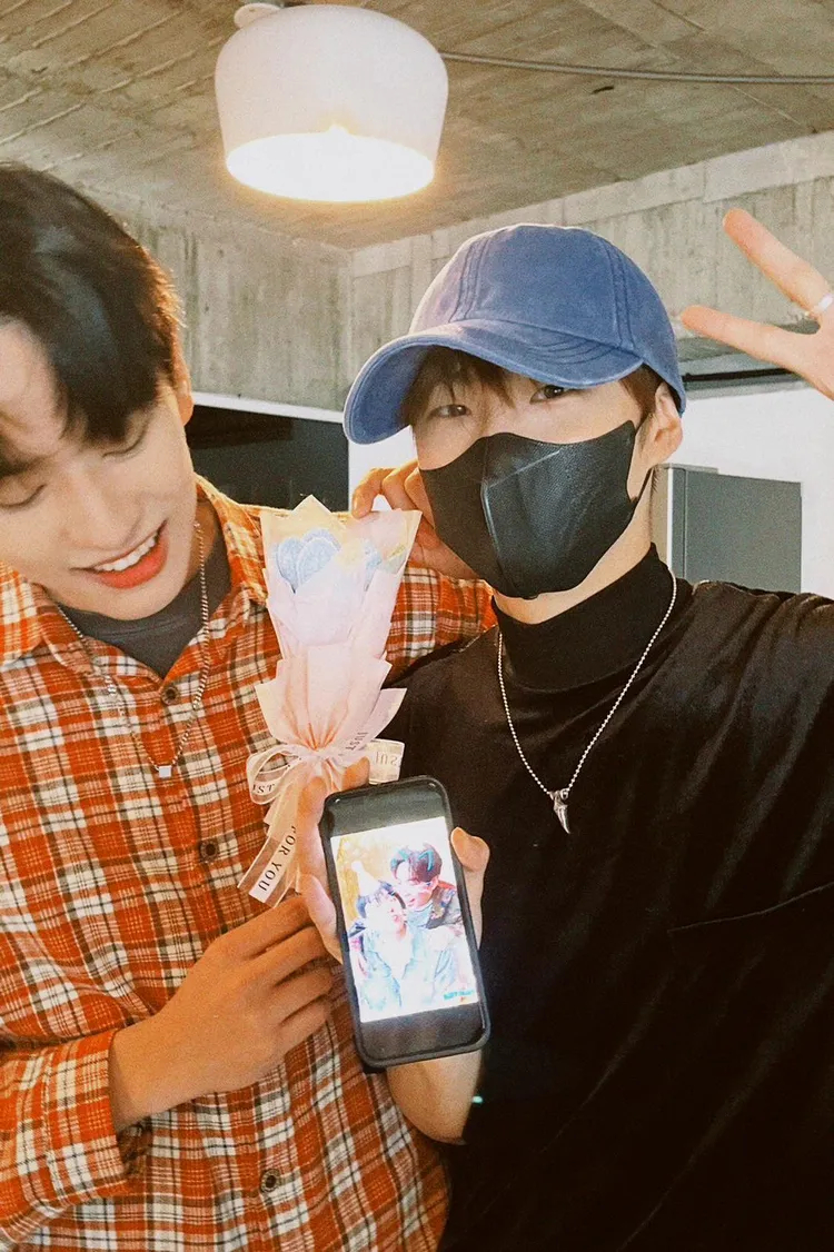 「圖章CP」朴靖恆（右）驚喜現身替徐瑋澤慶生，還送上小禮物。LINE TV提供