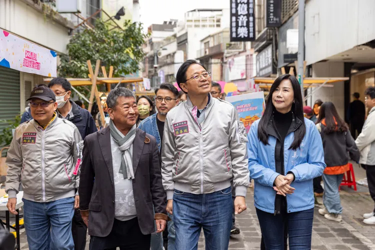 張善政與景福宮主委簡征潭等人參觀景福宮周邊商圈。桃園市府提供