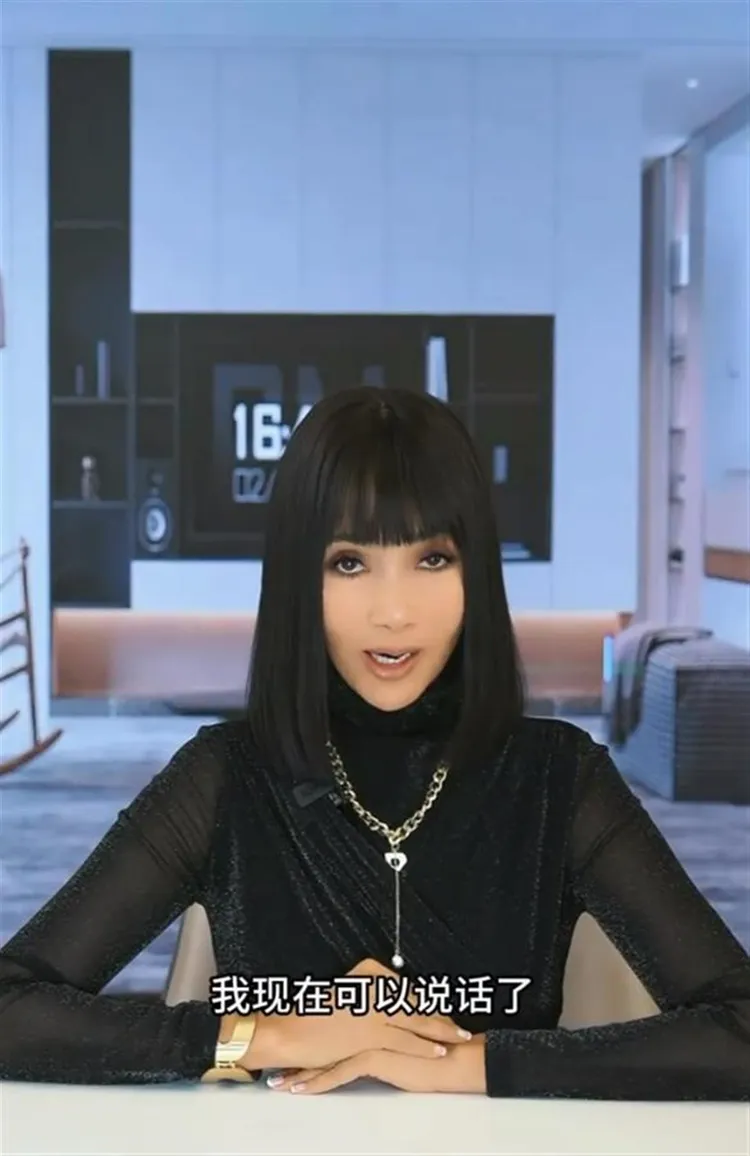 張咪在影片中說話緩慢，試圖將每一個字說清楚。翻攝張咪微博