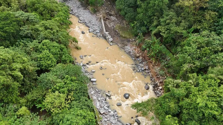 八連溪空拍照，山陀兒颱風過後護岸殘破不堪。水利局提供