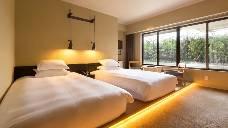 「高松皇家公園飯店」坐落於市中心核心地帶，周邊美食、購物與文化景點一應俱全，是旅客理想的下榻之選。業者提供