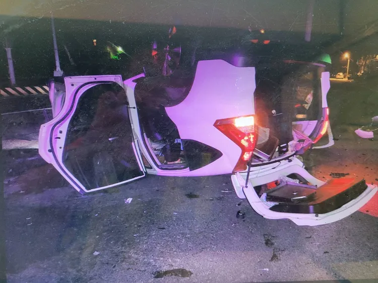 湯女一家三口的車子發生碰撞後翻覆。民眾提供