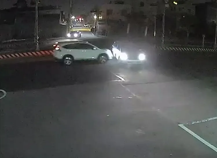 2車在路口發生碰撞。民眾提供