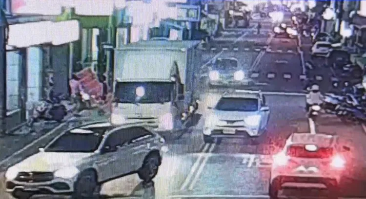 蝦皮貨車直接停在車道，後方車輛還得逆向繞過。翻攝照片