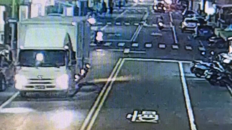 外側車道還有空位，但貨車就直接停在快車道上。翻攝照片