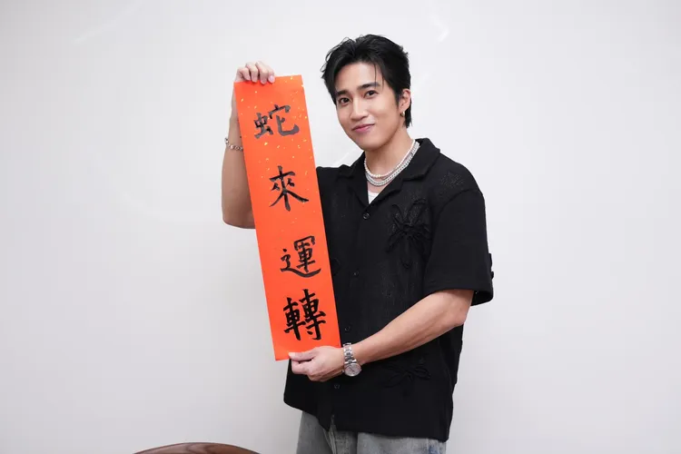 婁峻碩寫春聯迎新年。彭欣偉攝