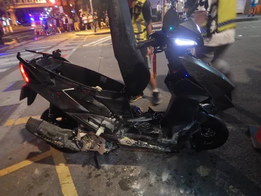 BMW快車道違規右轉 台中靜宜大學前撞傷男騎士還害火燒車
