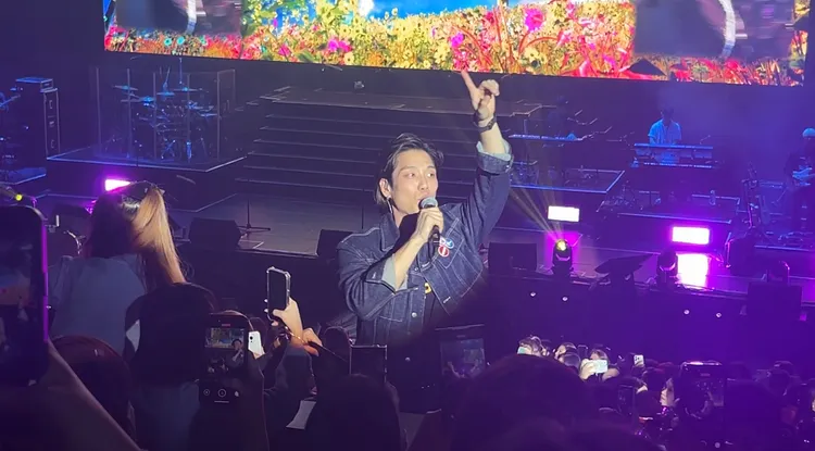 昶旻跟粉絲互動。讀者提供