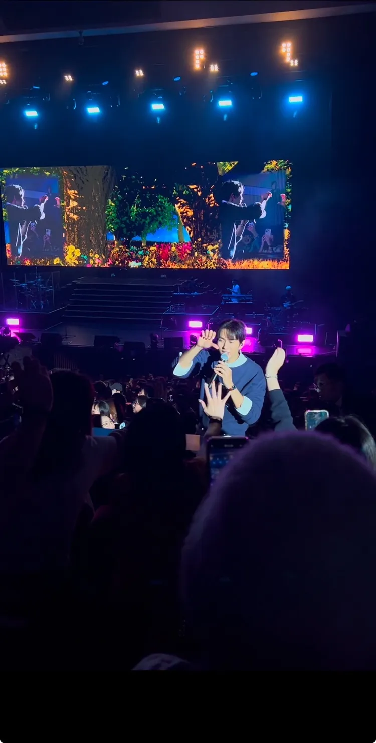 瑟雍走下台，跟粉絲合比愛心。讀者提供