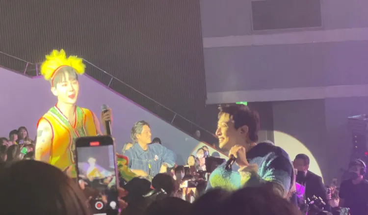 趙權（左）坐在場地中間的桌子上。讀者提供