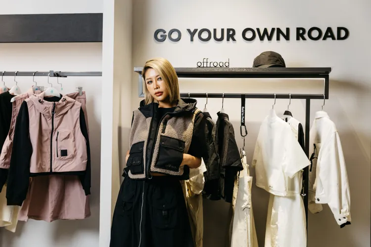 單品運用異材質拼接與撞色手法顛覆傳統戶外服飾的設計框架。品牌提供