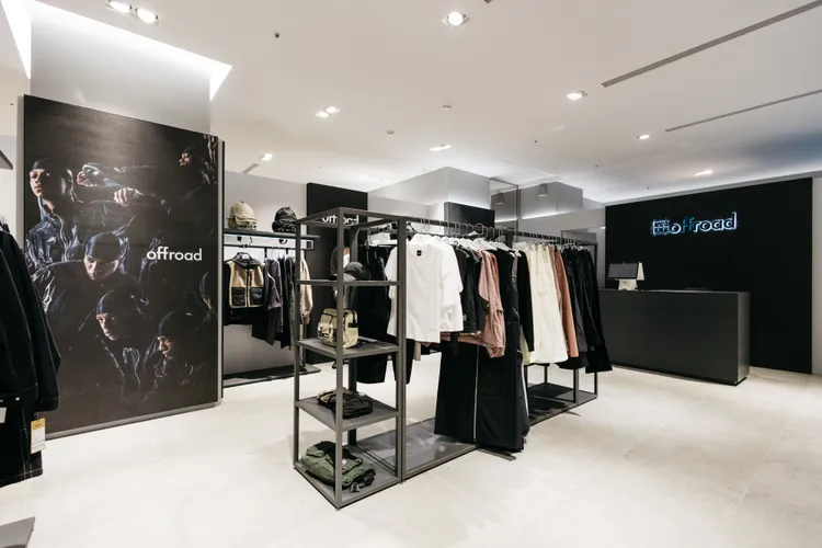 店內帶來一系列品牌經典輕行系列及Unisex服飾商品。品牌提供